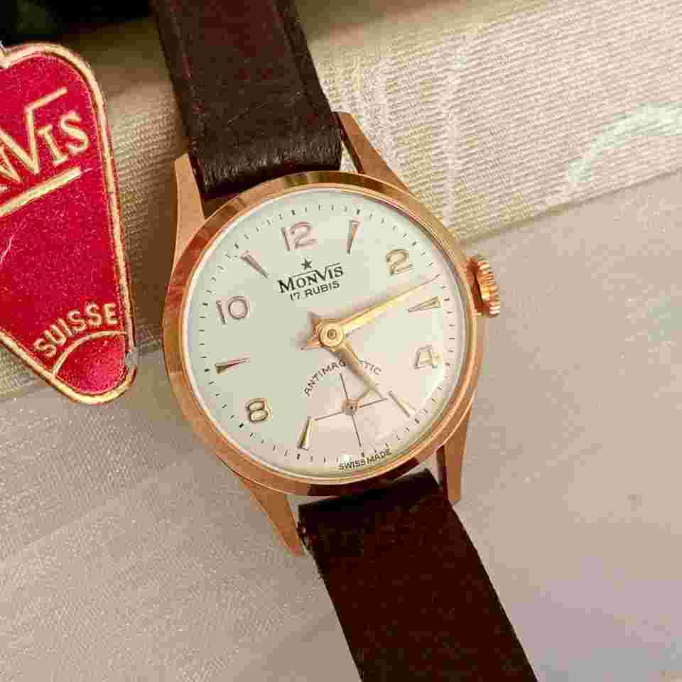 Monvis Lady Rose gold-plated case - Ivory dial with applied indexes. Vintage 65 NOS Stunning dial with applied indexes and Arabic numerals